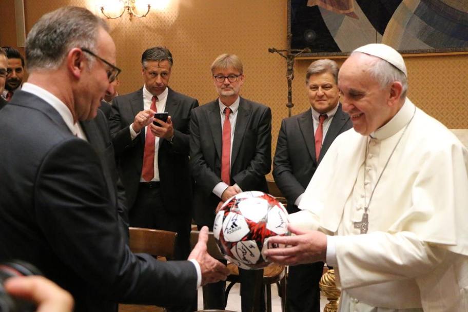 Karl Heinz Rummenigge regala un pallone a Papa Francesco. Twitter
